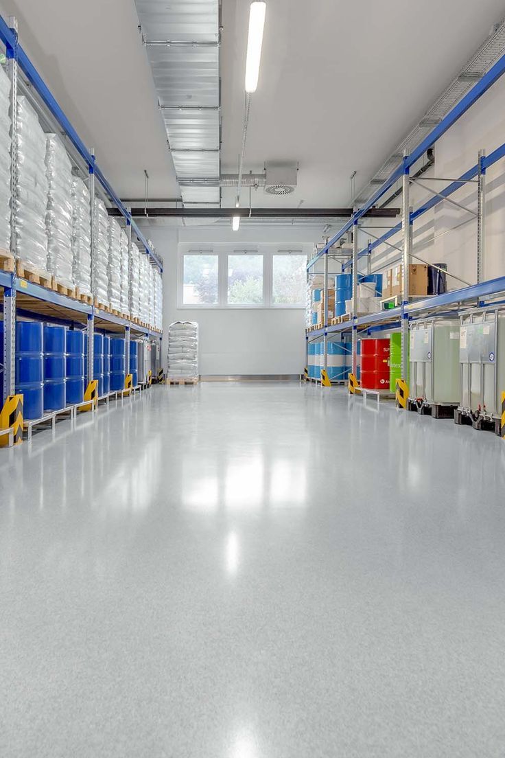 پلی اورتان صنعتی افزایش بهرهوری و ایمنی کارخانهها 22 Belastbarer mit Flurfordergeraten befahrbarer verschleisfester Industrieboden im Lagerbereich پلی اورتان صنعتی افزایش بهرهوری و ایمنی کارخانهها