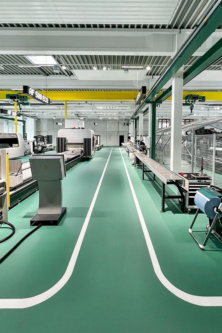 Robuster und widerstandsfahiger Industriebelag fur einen Showroom bei Schuco im Corporate Design کفپوش صنعتی اپوکسی