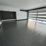 انتخاب کفپوش مناسب برای گاراژها یکی از تصمیمات مهمی است که تأثیر زیادی بر دوام، زیبایی و کارایی فضای گاراژ دارد. گاراژها معمولاً محیط‌های پرترافیک و مستعد آلودگی و ضربه هستند؛ بنابراین باید کفپوشی انتخاب شود که هم مقاوم باشد و هم با شرایط سخت این فضا سازگار باشد